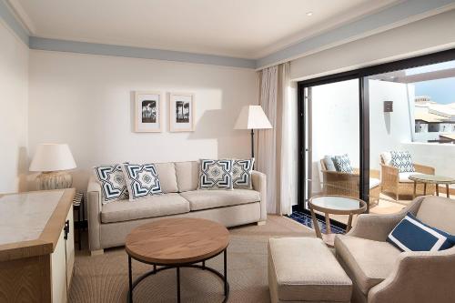 Suite Junior con balcón y vistas al complejo - 1 cama grande del hotel Pine Cliffs, a Luxury Collection Resort. Foto 7