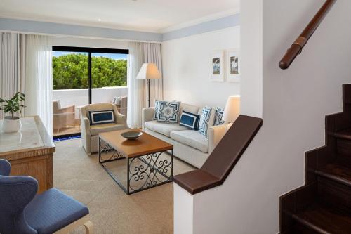 Suite Dúplex con balcón y vistas al complejo del hotel Pine Cliffs, a Luxury Collection Resort. Foto 2