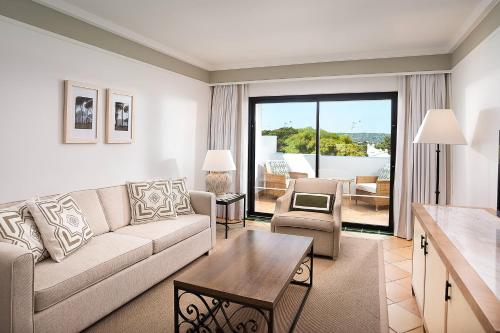Suite Dúplex con balcón y vistas al complejo del hotel Pine Cliffs, a Luxury Collection Resort. Foto 4