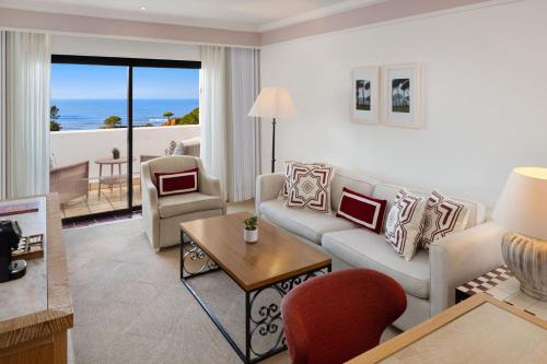 Suite Dúplex con balcón y vistas al océano - 1 cama grande del hotel Pine Cliffs, a Luxury Collection Resort. Foto 1