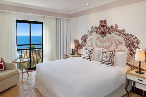Suite Dúplex con balcón y vistas al océano - 1 cama grande del hotel Pine Cliffs, a Luxury Collection Resort. Foto 2