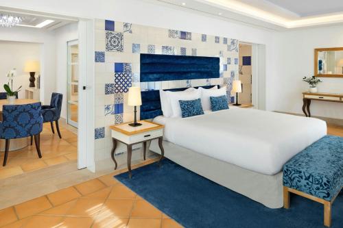 Suite de 1 dormitorio con balcón - 1 cama grande - Última planta del hotel Pine Cliffs, a Luxury Collection Resort. Foto 1