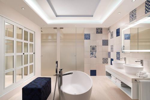 Suite de 1 dormitorio con balcón - 1 cama grande - Última planta del hotel Pine Cliffs, a Luxury Collection Resort. Foto 6