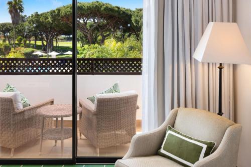 Habitación Deluxe con balcón y vistas al complejo - 1 cama grande del hotel Pine Cliffs, a Luxury Collection Resort. Foto 4