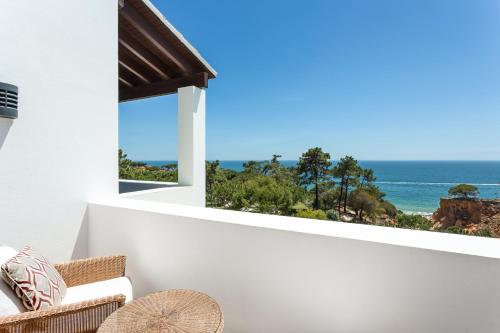 Habitación Grand Deluxe con vistas al océano - 1 cama grande del hotel Pine Cliffs, a Luxury Collection Resort