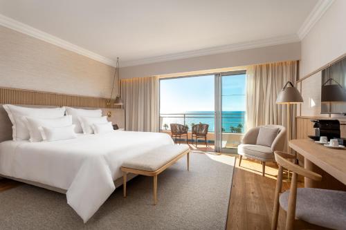 Suite con vistas al mar del hotel Grande Real Santa Eulalia Resort