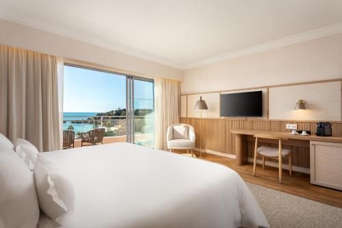 Suite con vistas al mar del hotel Grande Real Santa Eulalia Resort. Foto 2