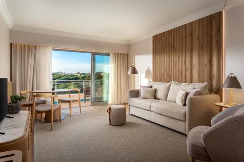 Suite con vistas al complejo del hotel Grande Real Santa Eulalia Resort