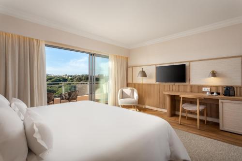 Suite con vistas al complejo del hotel Grande Real Santa Eulalia Resort. Foto 2