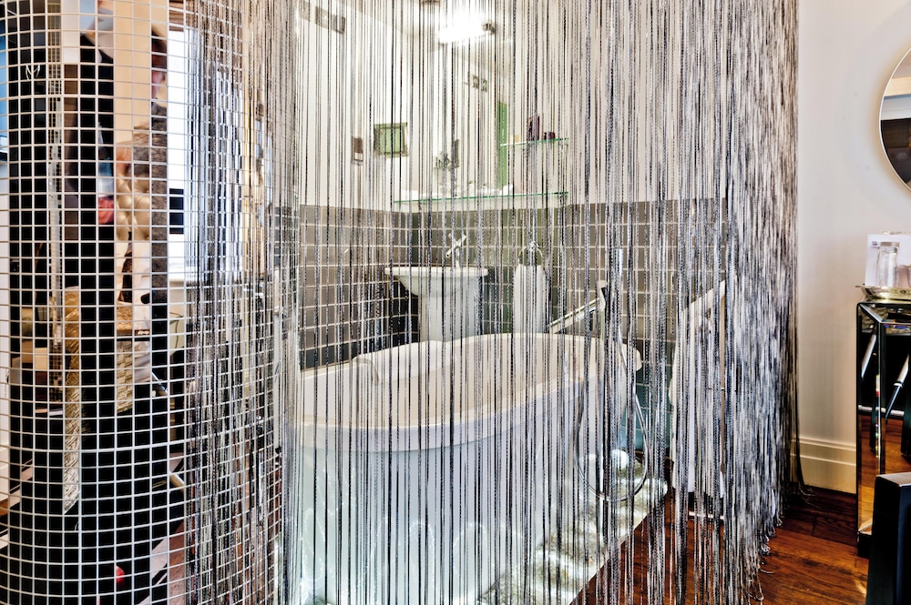 Suite junior, 1 cama de matrimonio grande del hotel Karma Sanctum Soho. Foto 5