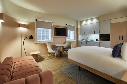 Estudio con sofá cama del hotel Suffolk Lane by Blueprint Living. Foto 3