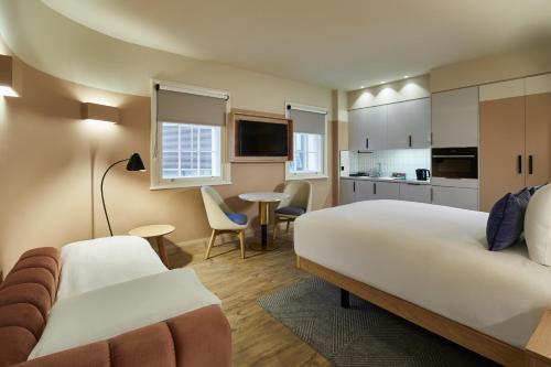 Estudio con sofá cama del hotel Suffolk Lane by Blueprint Living. Foto 4