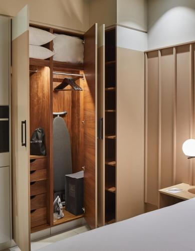 Estudio con sofá cama del hotel Suffolk Lane by Blueprint Living. Foto 5