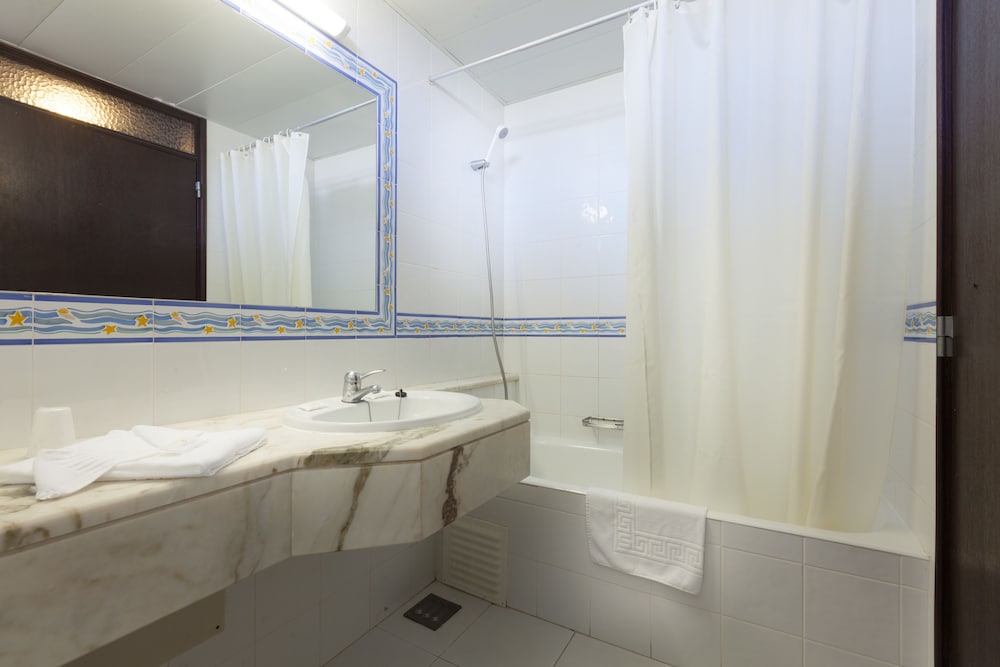 Habitación con 2 camas individuales del hotel Auramar Beach Resort. Foto 1
