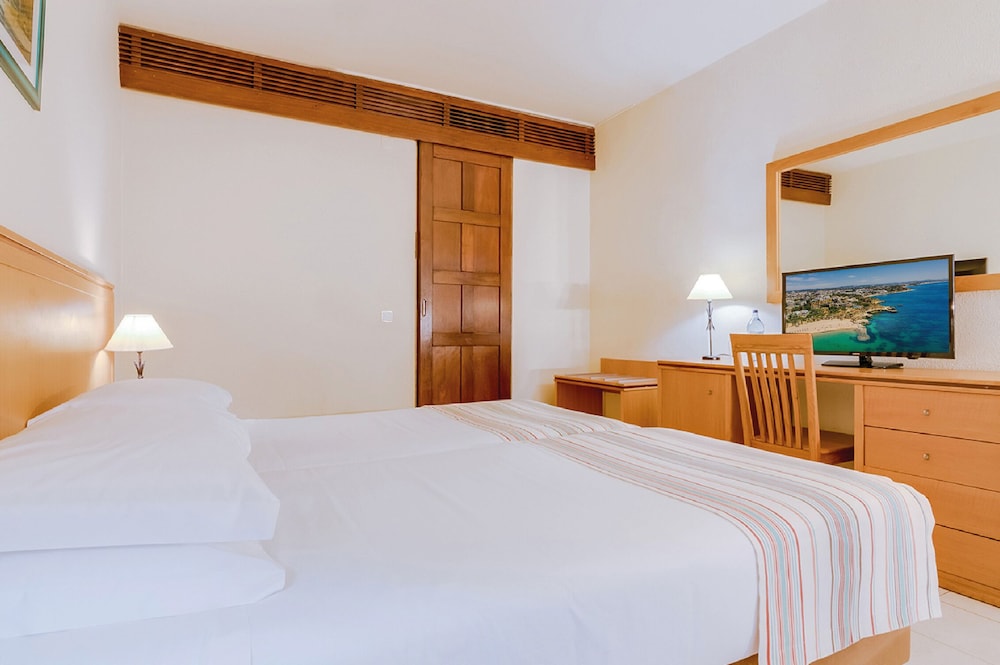 Habitación con 2 camas individuales del hotel Auramar Beach Resort. Foto 4