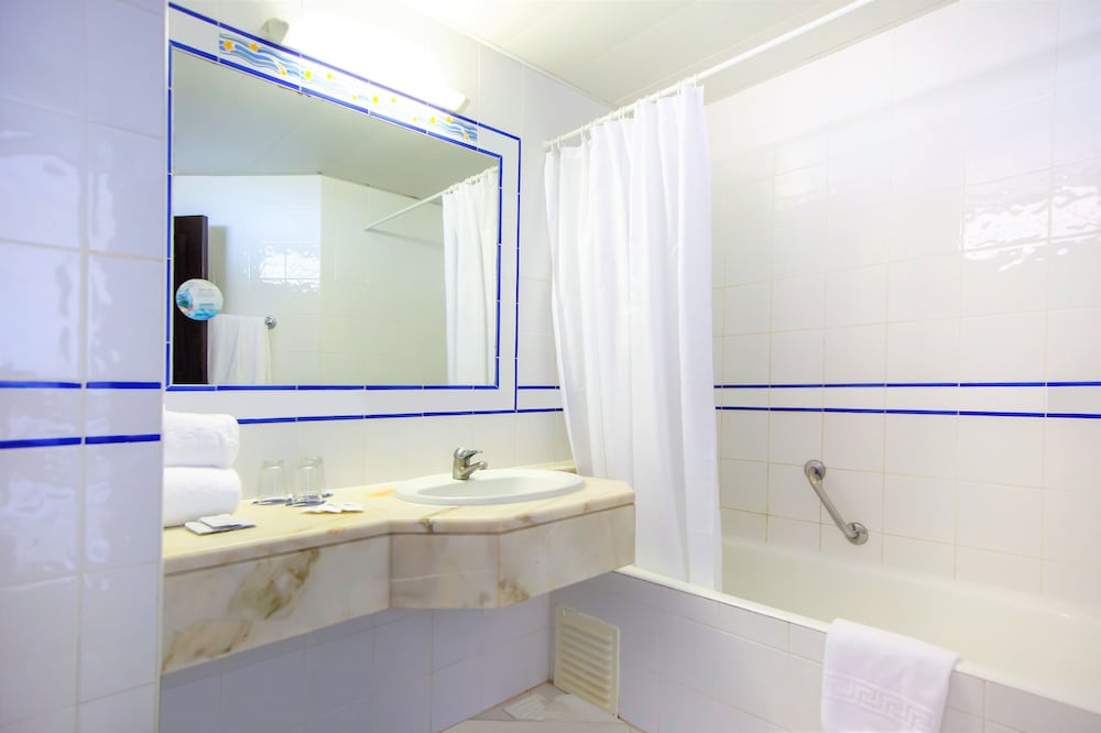 Habitación con 2 camas individuales del hotel Auramar Beach Resort. Foto 6