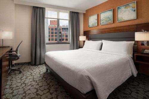 Suite con cama grande y bañera - Adaptada para personas de movilidad reducida/No fumadores del hotel Hilton Garden Inn Long Island City New York