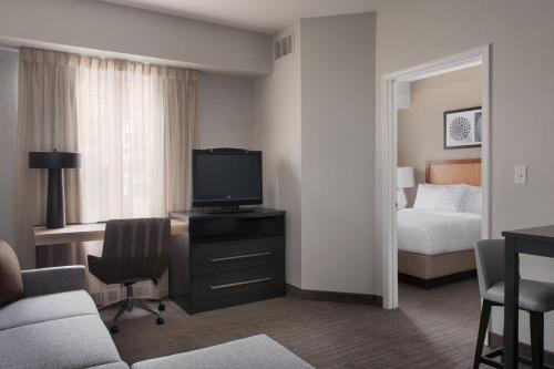 Suite de 1 dormitorio con cama grande del hotel Residence Inn Poughkeepsie