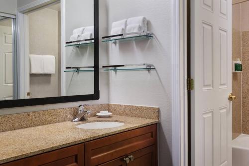 Suite de 1 dormitorio - 1 cama grande y 1 sofá cama - Adaptada para personas con discapacidad auditiva del hotel Residence Inn Poughkeepsie. Foto 3