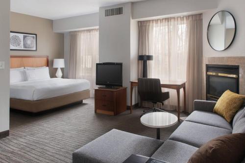 Suite Estudio con sofá cama adaptada para personas con discapacidad auditiva - Cama extragrande del hotel Residence Inn Poughkeepsie