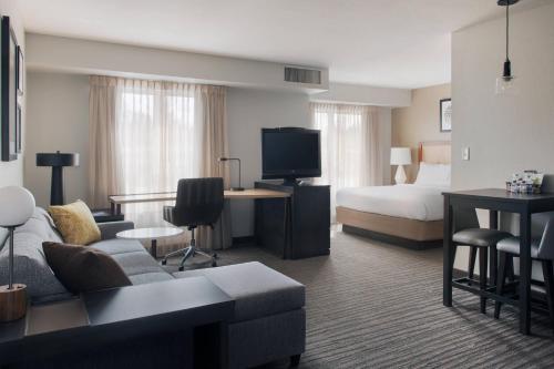 Suite Estudio con sofá cama adaptada para personas con discapacidad auditiva - Cama extragrande del hotel Residence Inn Poughkeepsie. Foto 3