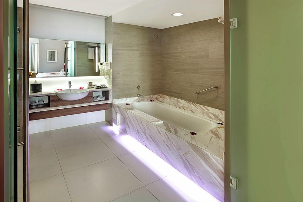Suite junior, 1 cama de matrimonio grande del hotel Novotel Bandung. Foto 1