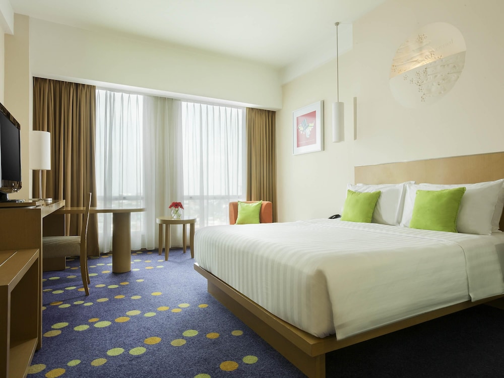 Habitación superior, 1 cama de matrimonio grande del hotel Novotel Bandung