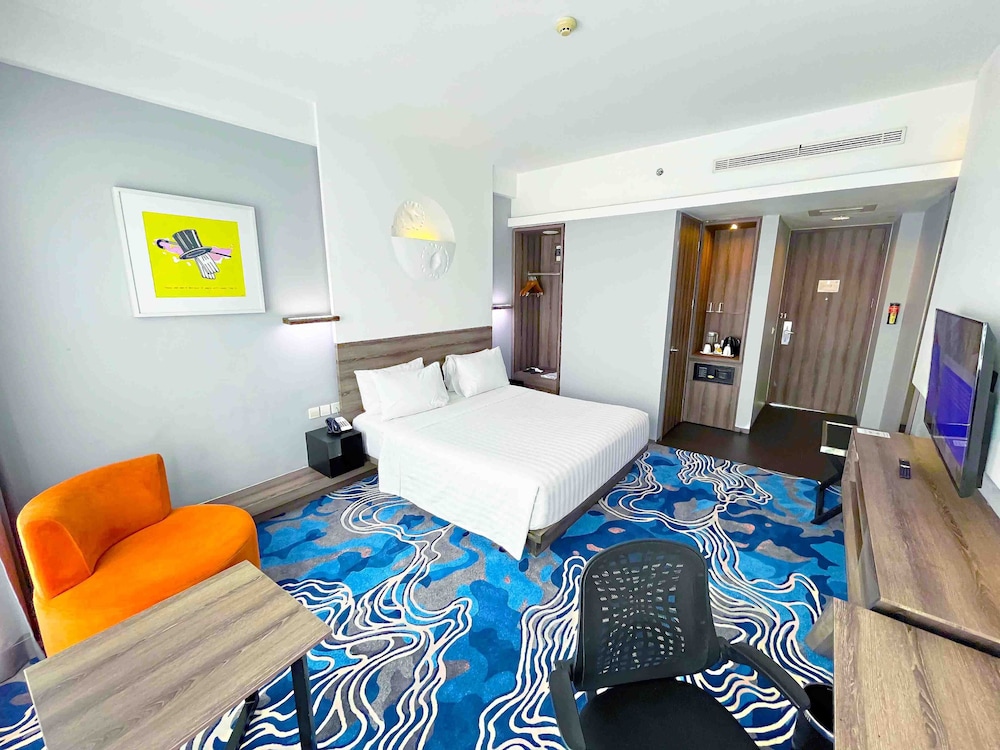 Habitación superior, 1 cama de matrimonio grande del hotel Novotel Bandung. Foto 1