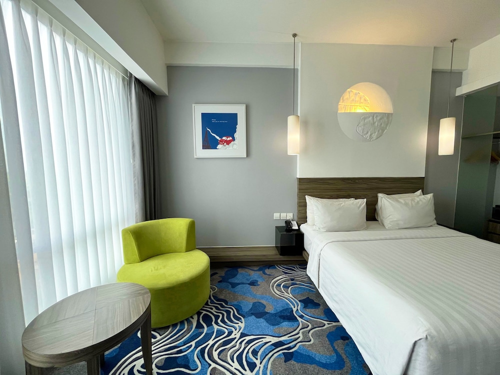 Habitación superior, 1 cama de matrimonio grande del hotel Novotel Bandung. Foto 2