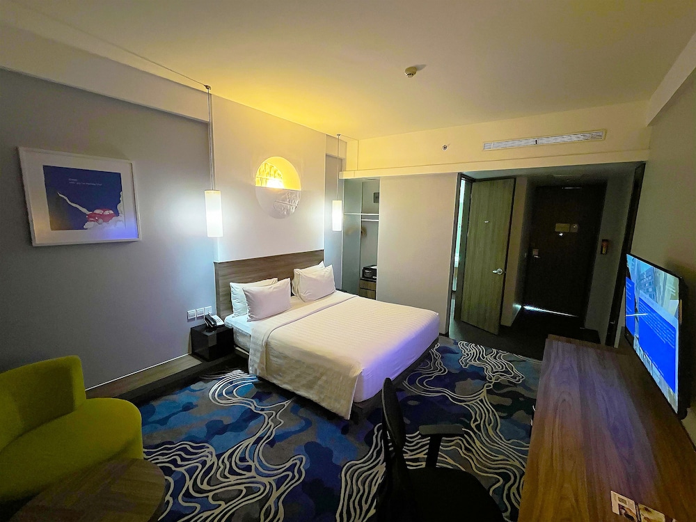 Habitación superior, 1 cama de matrimonio grande del hotel Novotel Bandung. Foto 3