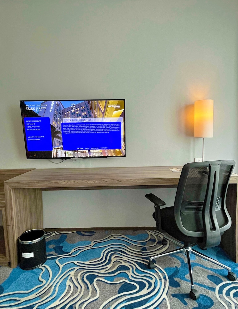 Habitación superior, 1 cama de matrimonio grande del hotel Novotel Bandung. Foto 4