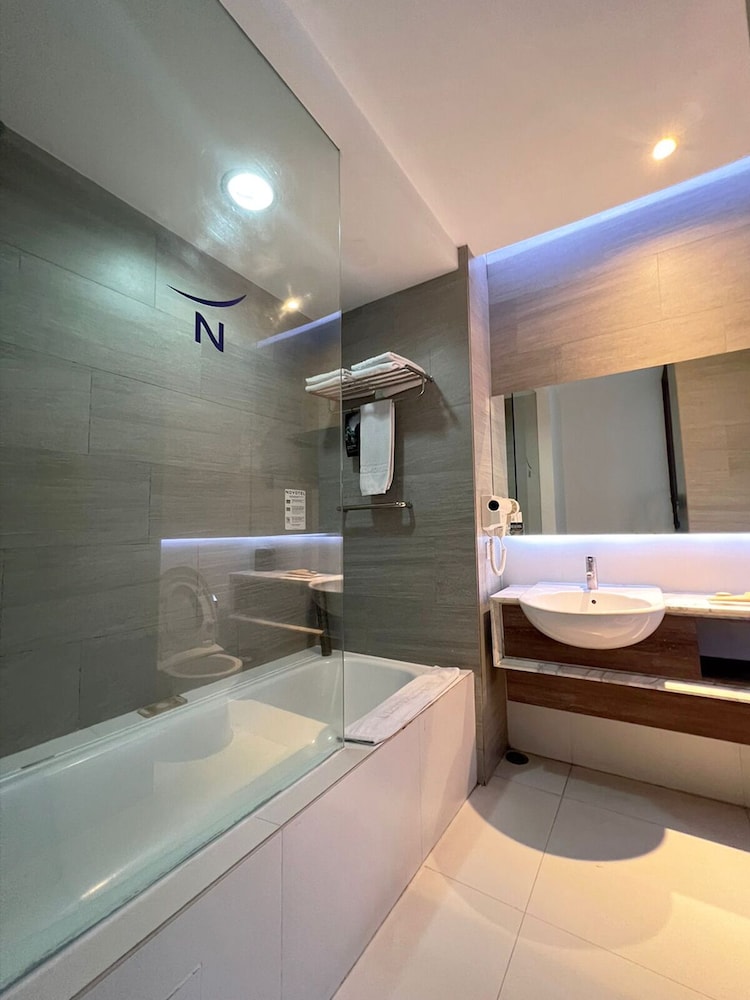 Habitación superior, 1 cama de matrimonio grande del hotel Novotel Bandung. Foto 5