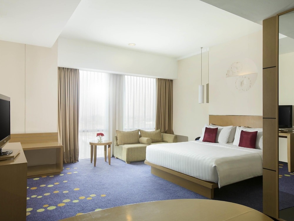 Habitación ejecutiva, 1 cama de matrimonio grande del hotel Novotel Bandung. Foto 1