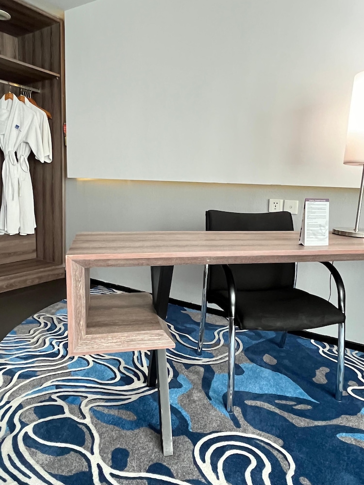 Habitación ejecutiva, 1 cama de matrimonio grande del hotel Novotel Bandung. Foto 6
