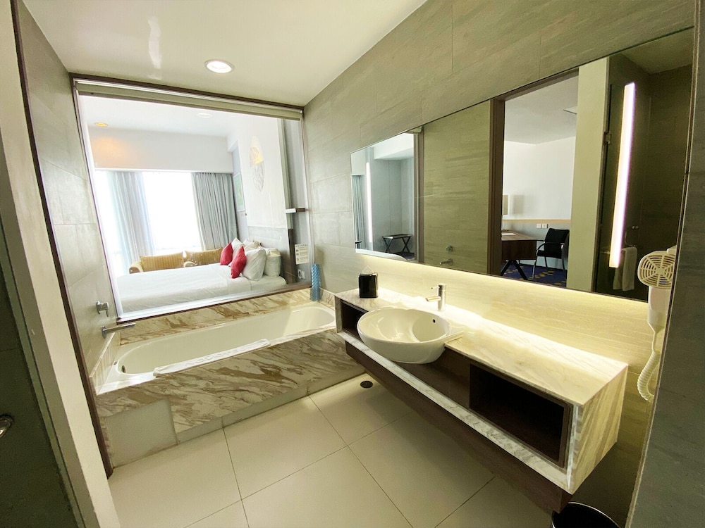 Habitación ejecutiva, 1 cama de matrimonio grande del hotel Novotel Bandung. Foto 8