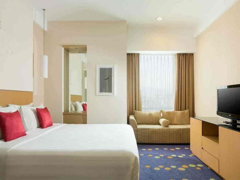 Suite junior, 1 cama de matrimonio grande del hotel Novotel Bandung. Foto 3