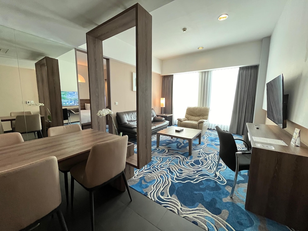 Suite junior, 1 cama de matrimonio grande del hotel Novotel Bandung. Foto 10