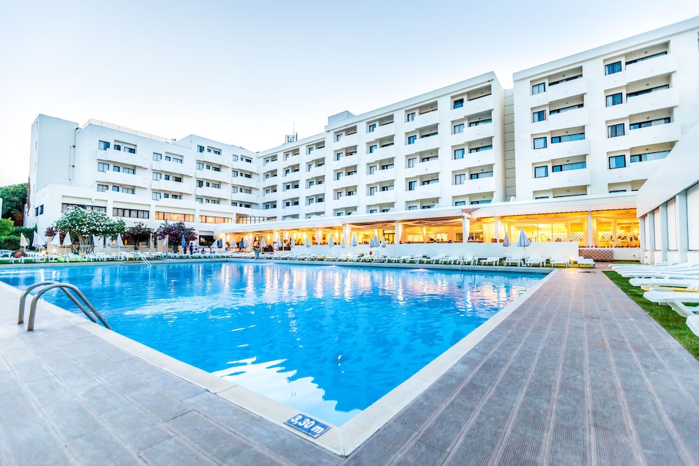 Suite, vistas a la piscina del hotel Albufeira Sol and Spa. Foto 6