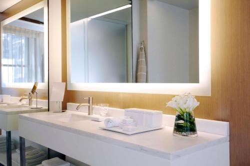 Alojamiento Premier con cama extragrande y vistas a la ciudad del hotel The Knickerbocker. Foto 1