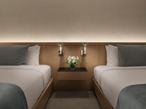 Alojamiento Premier con 2 camas grandes y vistas a la ciudad del hotel The Knickerbocker. Foto 1