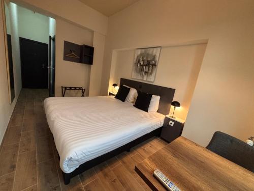 Habitación Doble Básica del hotel Aviation. Foto 8