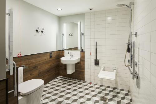 Estudio Doble adaptado para personas con discapacidad del hotel Residence Inn by Marriott London Tower Bridge. Foto 4