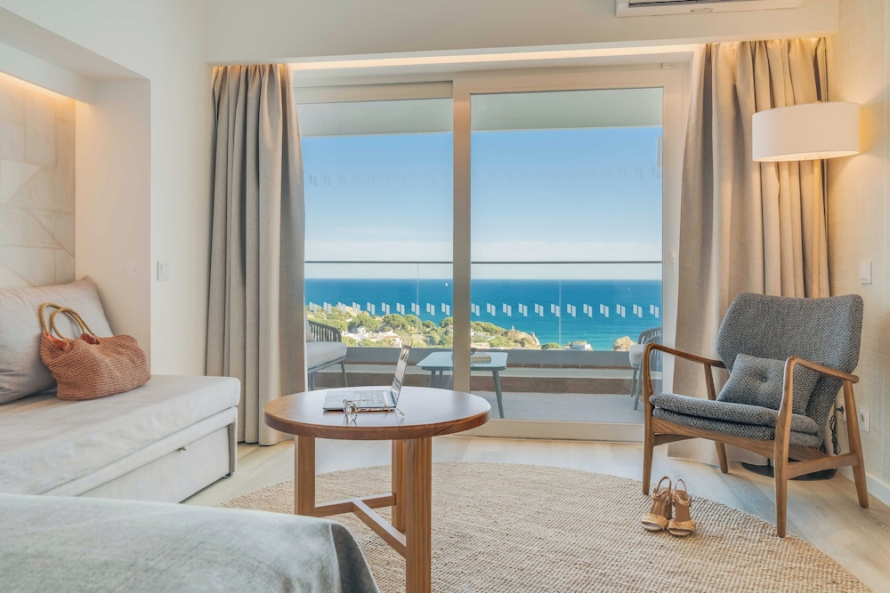 Habitación con 1 cama doble o 2 individuales, vistas al mar del hotel Pestana Blue Alvor Beach - All Inclusive. Foto 4