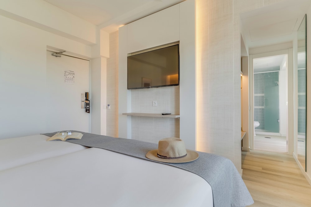 Habitación con 1 cama doble o 2 individuales, vistas al jardín del hotel Pestana Blue Alvor Beach - All Inclusive. Foto 2