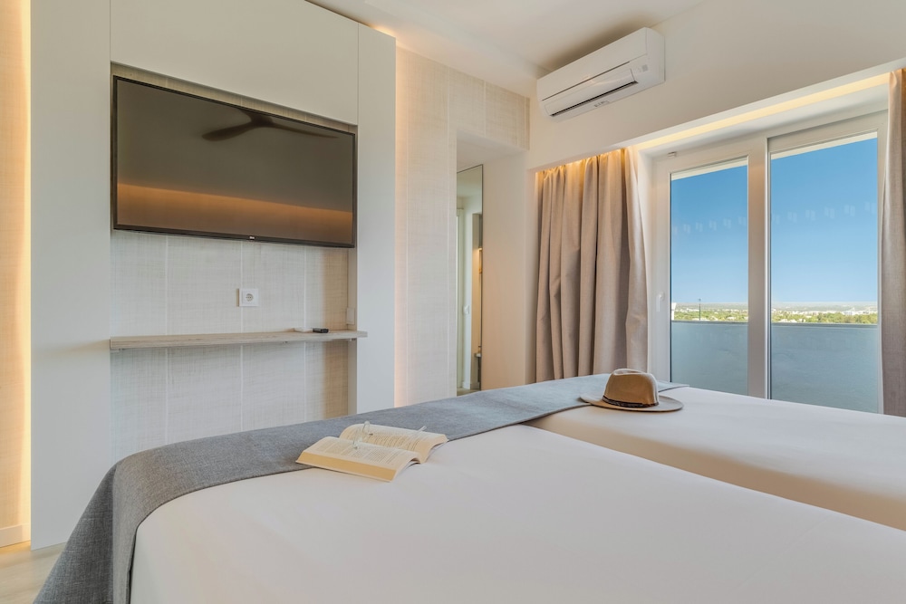 Habitación con 1 cama doble o 2 individuales, vistas al jardín del hotel Pestana Blue Alvor Beach - All Inclusive. Foto 3