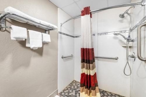 Superior King Room Disability Access Roll - In Shower Non - Smoking del hotel Red Roof Inn Niagara Falls. Foto 3