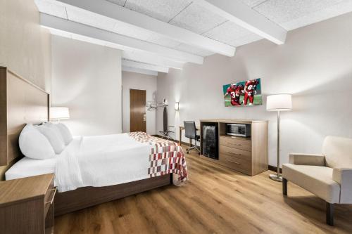 Habitación Superior con cama extragrande - No fumadores del hotel Red Roof Inn Niagara Falls. Foto 1