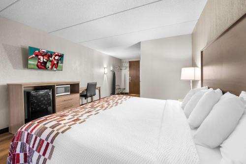 Habitación Superior con cama extragrande - No fumadores del hotel Red Roof Inn Niagara Falls. Foto 2