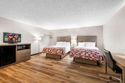 Habitación Deluxe - 2 camas grandes y 1 cama doble - 3.ª planta - No fumadores del hotel Red Roof Inn Niagara Falls. Foto 2