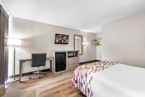 Habitación Deluxe con cama grande para no fumadores del hotel Red Roof Inn Niagara Falls. Foto 1